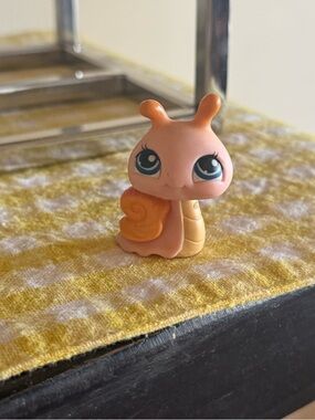 LPS Hasbro #262 Pink Snail Orange Shell Blue Eyes